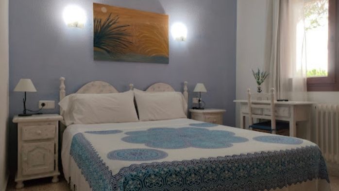 https://media.obehotel.com//files/hotel/hostal-los-pinares-lloret-de-mar/Hab%20Doble%20Vistas%20PiscinaJardin%20(4).jpg