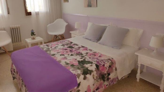https://media.obehotel.com//files/hotel/hostal-los-pinares-lloret-de-mar/Hab%20Doble%20Vistas%20PiscinaJardin%20(5).jpg