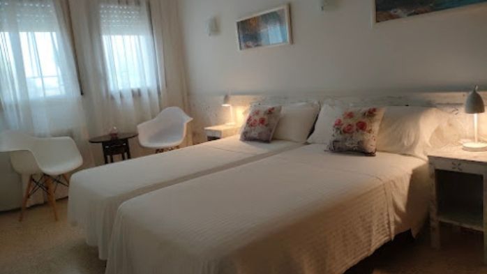 https://media.obehotel.com//files/hotel/hostal-los-pinares-lloret-de-mar/Hab%20Doble%20Vistas%20PiscinaJardin%20(6).jpg