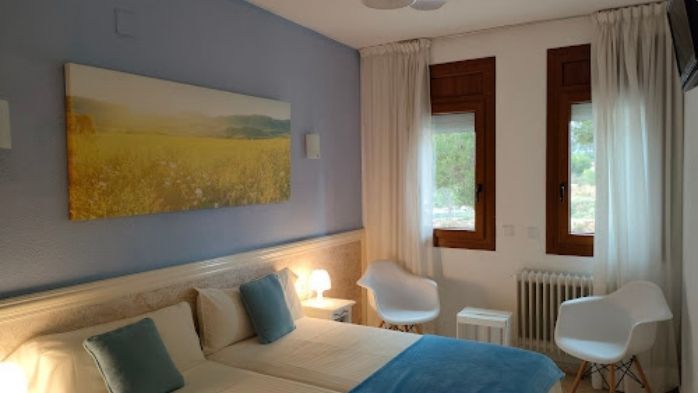https://media.obehotel.com//files/hotel/hostal-los-pinares-lloret-de-mar/Hab%20Doble%20Vistas%20PiscinaJardin.jpg