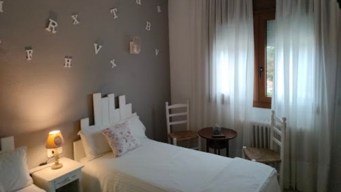 https://media.obehotel.com//files/hotel/hostal-los-pinares-lloret-de-mar/Habitaci%C3%B3n%20DOBLE%20EST%C3%81NDAR%20(2).jpg