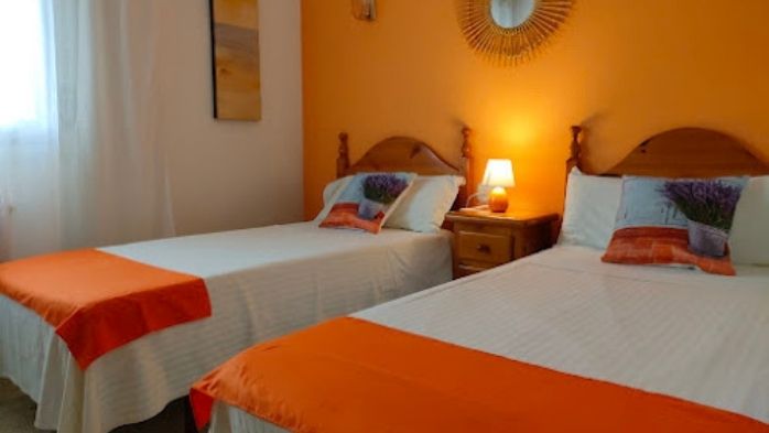 https://media.obehotel.com//files/hotel/hostal-los-pinares-lloret-de-mar/Habitaci%C3%B3n%20DOBLE%20EST%C3%81NDAR%20(3).jpg