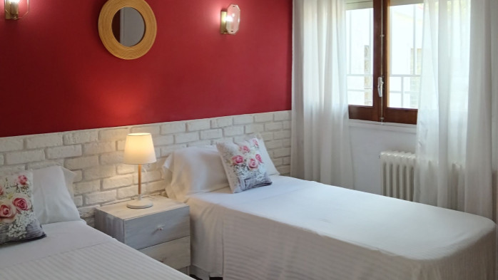 https://media.obehotel.com//files/hotel/hostal-los-pinares-lloret-de-mar/Habitaci%C3%B3n%20Doble%20Vistas%20Monta%C3%B1a__698x393.jpg