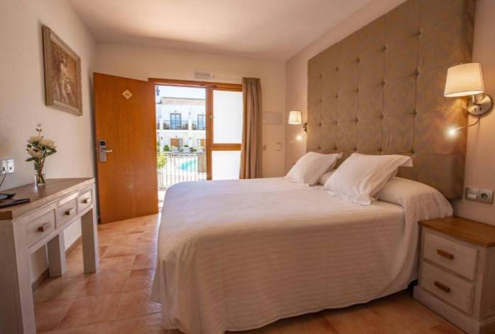 https://media.obehotel.com//files/hotel/hotel-boutique-paloma-blanca-marbella/149834072_698x472.jpg