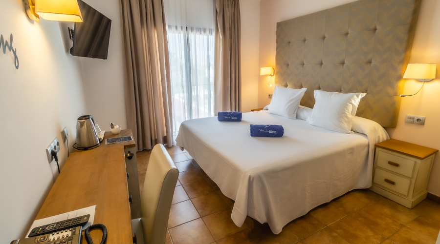 https://media.obehotel.com//files/hotel/hotel-boutique-paloma-blanca-marbella/habitaciones/DOBLE%20SUPERIOR.%20207.jpg%20%2B%20dob-supterraza_900x500.jpg