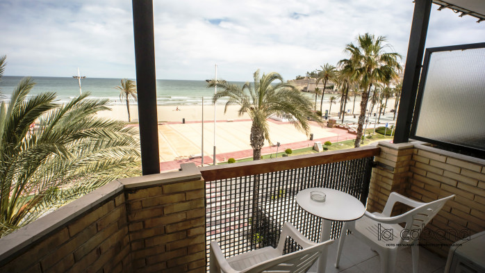 https://media.obehotel.com//files/hotel/hotel-la-cabana-peniscola/Balc%C3%B3nVistas%20mar_698x393.jpg