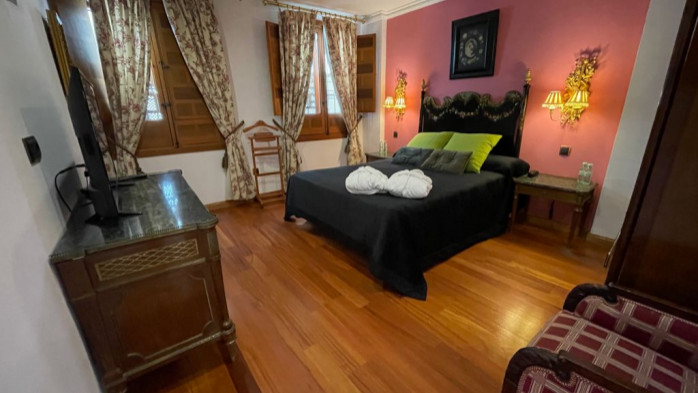 https://media.obehotel.com//files/hotel/hotel-la-llave-de-la-juderia-cordoba/habitaciones/FOTO%207%201_698x393.jpg