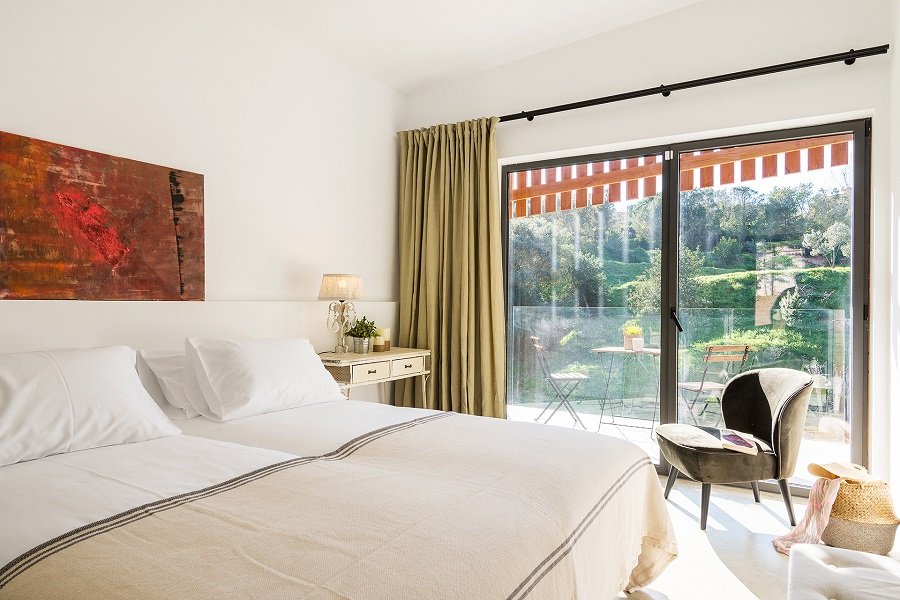 https://media.obehotel.com//files/hotel/hotel-txintxua-hernani/HabIV900x600.jpg