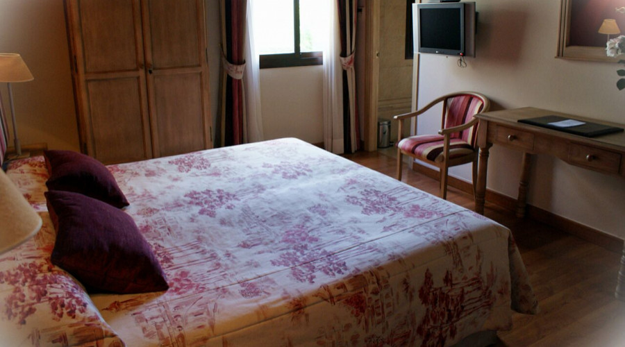 https://media.obehotel.com//files/hotel/hotelcortijosalinas/habitacion%2014%20superior%20-%20copia_900x500.jpeg